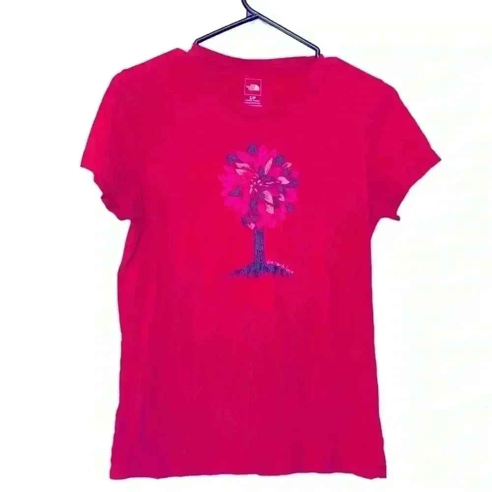 The North Face fitted T-shirt w cap sleeves, 100% cotton, fuchsia w a tree